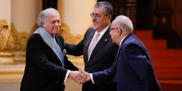 Presidente Arévalo agradeció a Almagro por el apoyo de la OEA a Guatemala. / Foto: Gilber García.