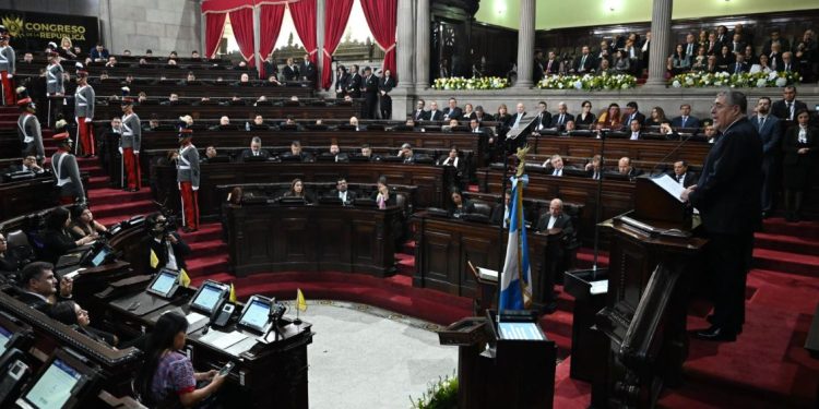 Gobernante anuncia Plan Conecta, que busca resolver la situación crítica de la red vial