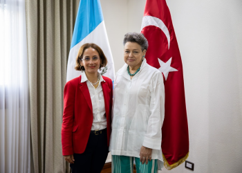 Primera dama de la Nación, doctora Lucrecia Peinado (derecha), junto a la embajadora de Turquía en Guatemala, Beliz Celasin Rende. / Foto: Carlos Aguilar.
