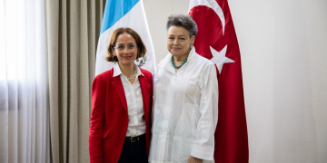 Primera dama de la Nación, doctora Lucrecia Peinado (derecha), junto a la embajadora de Turquía en Guatemala, Beliz Celasin Rende. / Foto: Carlos Aguilar.