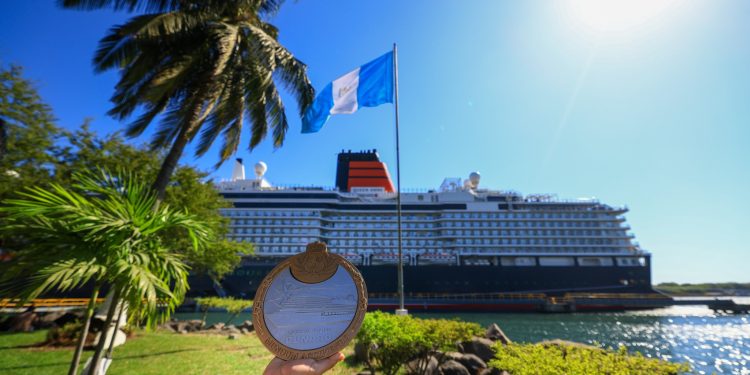 Crucero Queen Anne arriba a Guatemala. / Foto: Inguat.