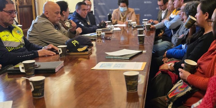 Gobernadora de Quetzaltenango se reúne con los Cocode para abordar seguridad y ordenamiento vial