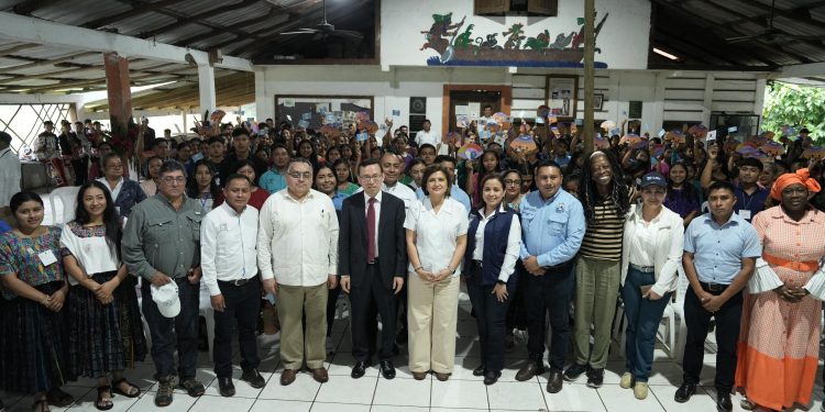 Lanzan programa Transformando Comunidades: Acciones Solidarias para Niñas, Jóvenes y Mujeres en Izabal. / Foto: Vicepresidencia de la República.