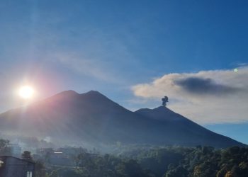El volcán de Fuego intensificó su actividad en las últimas horas.