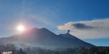 El volcán de Fuego intensificó su actividad en las últimas horas.