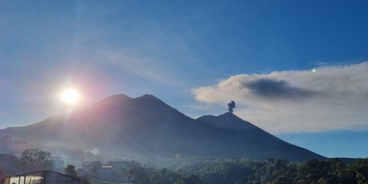 El volcán de Fuego intensificó su actividad en las últimas horas.