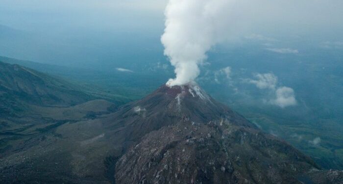 Restringen ascensos al volcÃ¡n Santiaguito. / Foto: Archivo Conred.