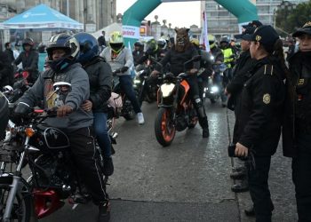 Departamento de Tránsito listo para la Caravana del Zorro / Foto: Álvaro Interiano.