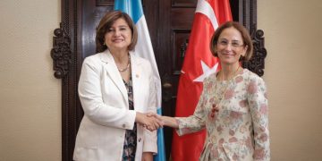 La vicepresidenta, Karin Herrera, recibió a la embajadora de Turquía, Beliz Celasin Rende. / Foto: Vicepresidencia