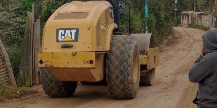 Caminos avanza en el mejoramiento vial en San Juan Sacatepéquez. /Foto: CIV.