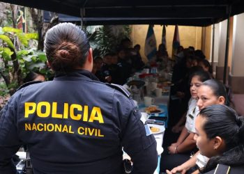 Mujeres de PNC plantean necesidades de personal a gobernadora de Sacatepéquez