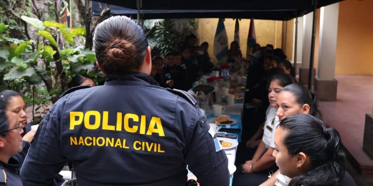 Mujeres de PNC plantean necesidades de personal a gobernadora de Sacatepéquez