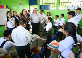El presidente Bernardo Arévalo comparte con niños de la escuela La Paz, de San Benito, Petén.