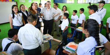 El presidente Bernardo Arévalo comparte con niños de la escuela La Paz, de San Benito, Petén.