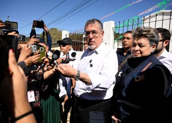 El presidente Bernardo Arévalo habla con la prensa durante su visita a familias de víctimas de accidente en Santo Domingo los Ocotes, en El Progreso.