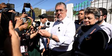 El presidente Bernardo Arévalo habla con la prensa durante su visita a familias de víctimas de accidente en Santo Domingo los Ocotes, en El Progreso.