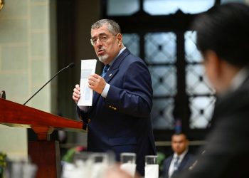 El presendente Bernardo Arévalo valora los avances alcanzados en materia de combate contra la corrupción en el país.