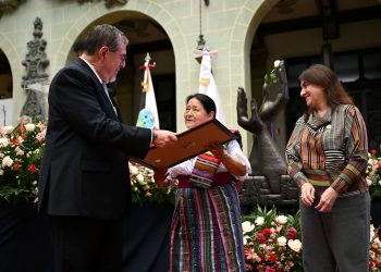 El presidente Bernardo Arévalo entrega reconocimiento a Otilia Lux de Cotí, en el Día de la Difnificación de las Víctimas del conflicto armado interno.