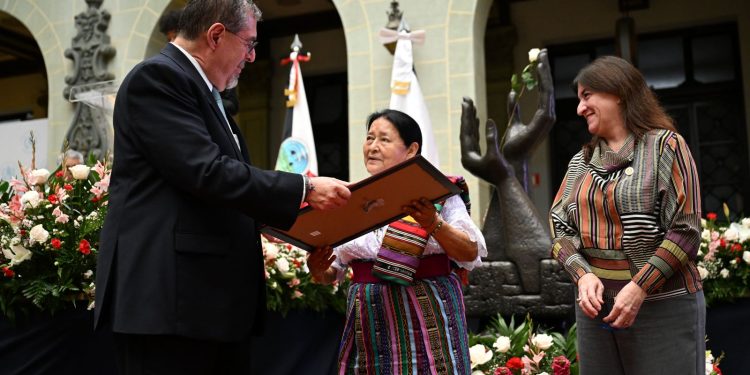 El presidente Bernardo Arévalo entrega reconocimiento a Otilia Lux de Cotí, en el Día de la Difnificación de las Víctimas del conflicto armado interno.