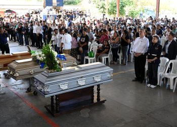 El presidente Bernardo Arévalo, junto a la primera dama, doctora Lucrecia Peinado, participan en servicio religioso antes del sepelio de algunas de las víctimas de trágico accidente.