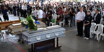 El presidente Bernardo Arévalo, junto a la primera dama, doctora Lucrecia Peinado, participan en servicio religioso antes del sepelio de algunas de las víctimas de trágico accidente.