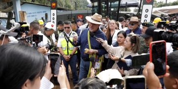 El presidente Bernardo Arévalo, luego del lanzamiento del plan Rutas para el Desarrollo, con el que el Gobierno se propone dotar de mejores caminos a comunidades rurales.