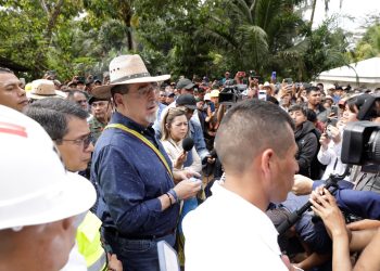 El presidente Bernardo Arévalo habla con la prensa luego de la inauguración del plan Rutas para el Desarrollo en San Lucas Semox, Cobán, Alta Verapaz.