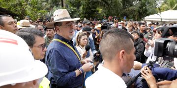 El presidente Bernardo Arévalo habla con la prensa luego de la inauguración del plan Rutas para el Desarrollo en San Lucas Semox, Cobán, Alta Verapaz.