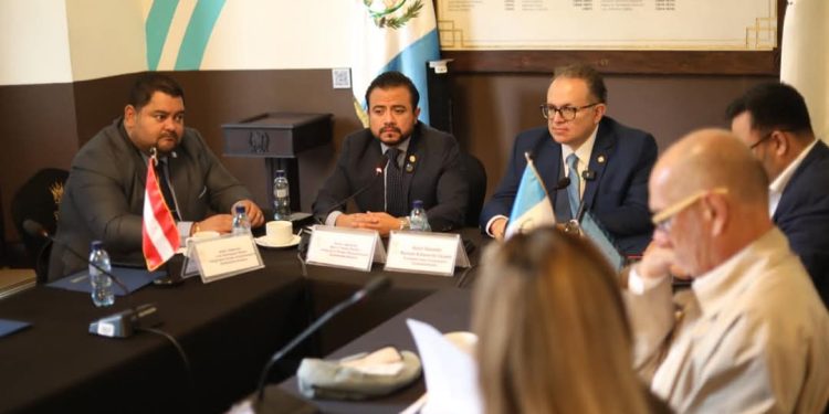 Los avances del proyecto de teleférico entre el Aeropuerto La Aurora y Antigua Guatemala se conocieron en reunión con diputados al Congreso.