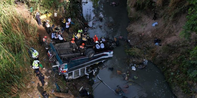 Accidente de autobús extraurbano en zona 6 dejó 54 fallecidos. / Foto: Dickéns Zamora.