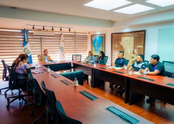 Artesanos barrileteros visitan Inguat para impulsar la técnica de barriletes gigantes. / Foto: Inguat.