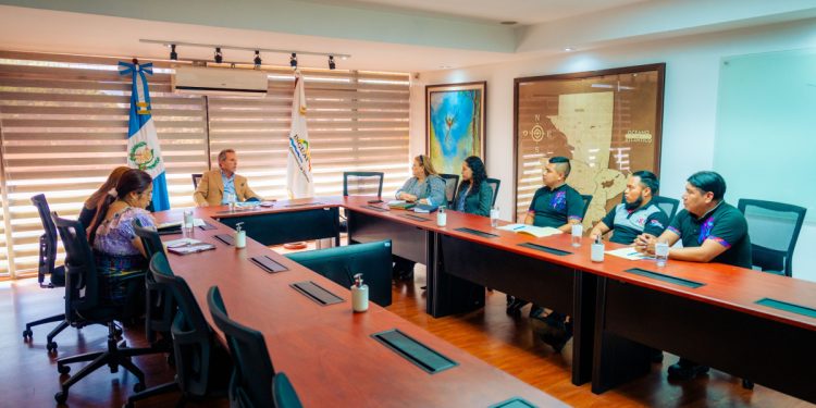 Artesanos barrileteros visitan Inguat para impulsar la técnica de barriletes gigantes. / Foto: Inguat.