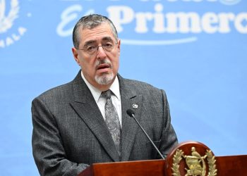 El presidente Bernardo Arévalo anunció la firma de un decreto que formaliza la declaratoria de luto nacional por la tragedia del accidente de un bus de transporte colectivo. /Foto: Byron de la Cruz