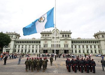 En un acto solemne, el Pabellón Nacional en la Plaza de la Constitución fue colocada a media asta en señal del duelo nacional.
