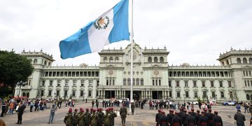 En un acto solemne, el Pabellón Nacional en la Plaza de la Constitución fue colocada a media asta en señal del duelo nacional.