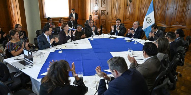 El Presidente Bernardo Arévalo participa en reunión de la CNC. / Foto: Byron de la Cruz.