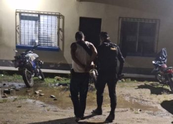 Agentes de la PNC conducen al sujeto que mantenía retenida a adolescente en Morales, Izabal.