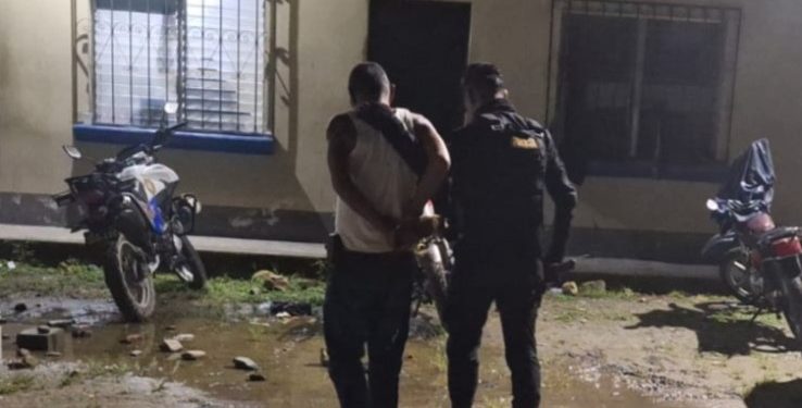 Agentes de la PNC conducen al sujeto que mantenía retenida a adolescente en Morales, Izabal.