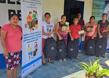 Grupo de comadronas recibe reconocimiento por parte del Ministerio de Salud Pública y Asistencia Social.