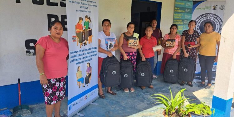 Grupo de comadronas recibe reconocimiento por parte del Ministerio de Salud Pública y Asistencia Social.