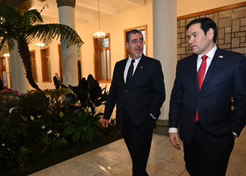 Presidente Bernardo Arévalo (izquierda) recibe al secretario Marco Rubio (derecha) en Casa Presidencial. / Foto: Byron de la Cruz.