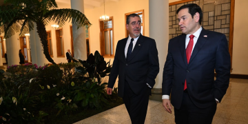 Presidente Bernardo Arévalo (izquierda) recibe al secretario Marco Rubio (derecha) en Casa Presidencial. / Foto: Byron de la Cruz.