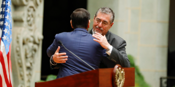 Presidente Bernardo Arévalo con el secretario de Estado, Marco Rubio. / Foto: Gobierno de Guatemala.