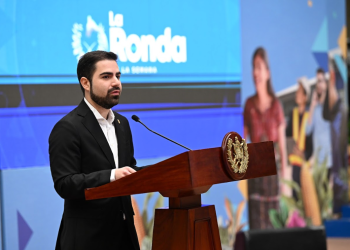 equipo de ingenieros Secretario de Comunicación Social Santiago Palomo. / Foto: Byron de la Cruz