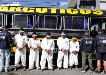 El pasado 4 de febrero, el ministro de Gobernación, Francisco Jiménez, informó sobre la extradición de 23 extranjeros hacia Estados Unidos. / Foto: Mingob