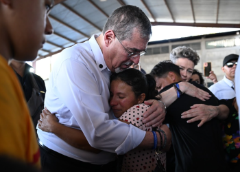Presidente Arévalo acompaña duelo de familias en Santo Domingo Los Ocotes. (Foto: Byron de la Cruz)