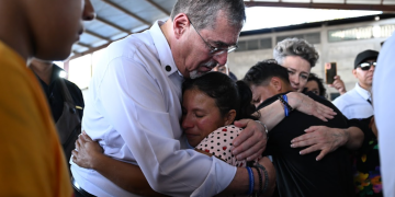 Presidente Arévalo acompaña duelo de familias en Santo Domingo Los Ocotes. (Foto: Byron de la Cruz)