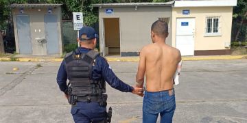 Captura de un hombre de nacionalidad aún no confirmada, quien presuntamente sería venezolano identificado como Juan Pablo Bonilla López, de 40 años. / Foto: PNC