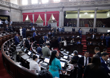 Debido a la falta de quórum, ya que solo 77 legisladores se encontraban presentes en el hemiciclo la sesión fue suspendida. / Foto: Daniel Ordoñez