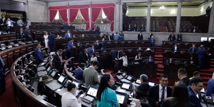 Debido a la falta de quórum, ya que solo 77 legisladores se encontraban presentes en el hemiciclo la sesión fue suspendida. / Foto: Daniel Ordoñez